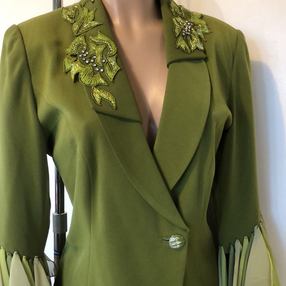 Chic Olive Green Midi Dress with Embellished Collar - Picture 4 of 16